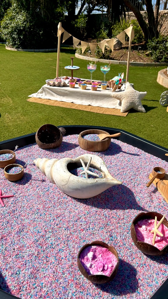 Montaje sensorial con mesa de arena colorida